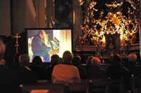 Organist auf Leinwand im Altarraum